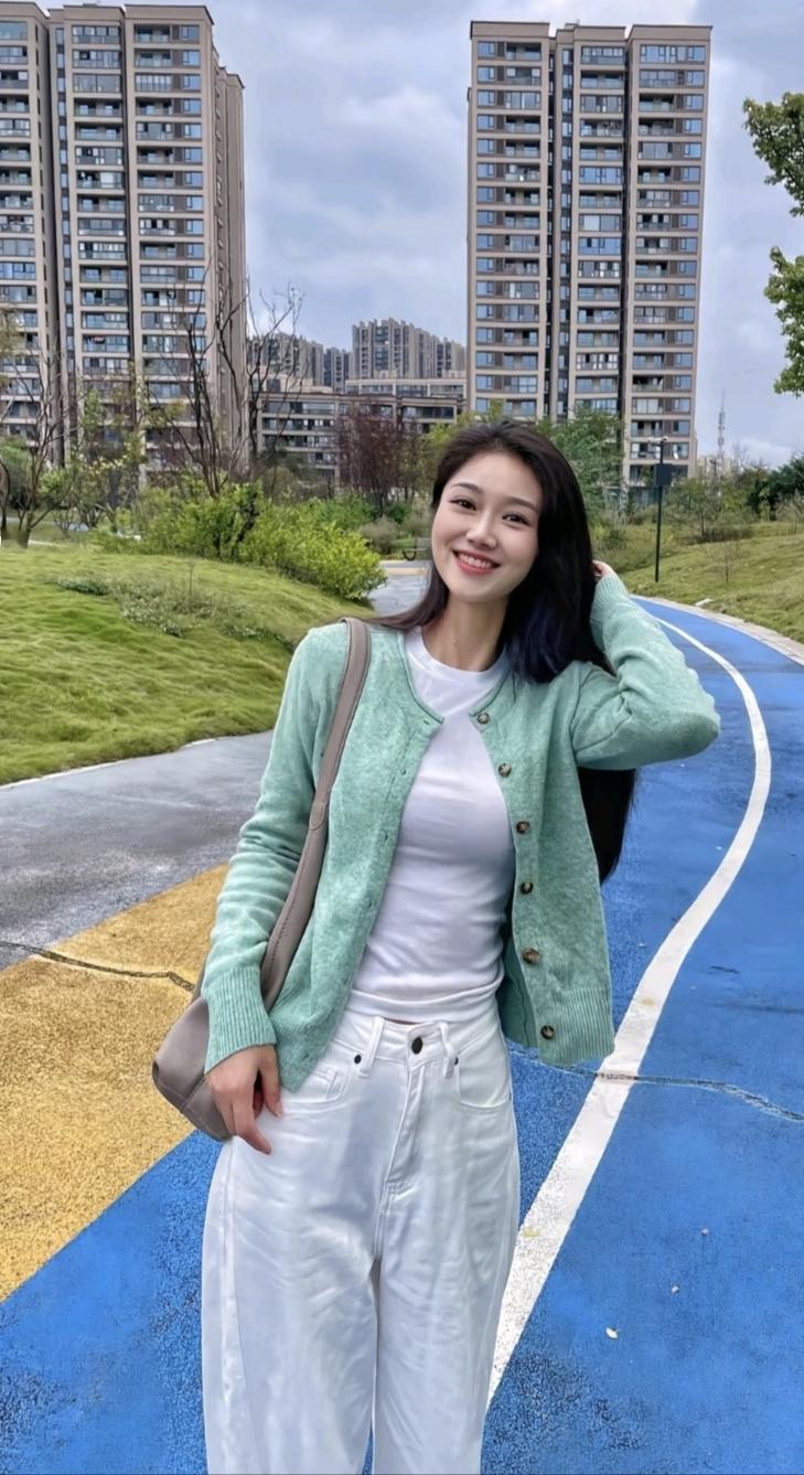 绿衣美人倚，笑语入云霄。