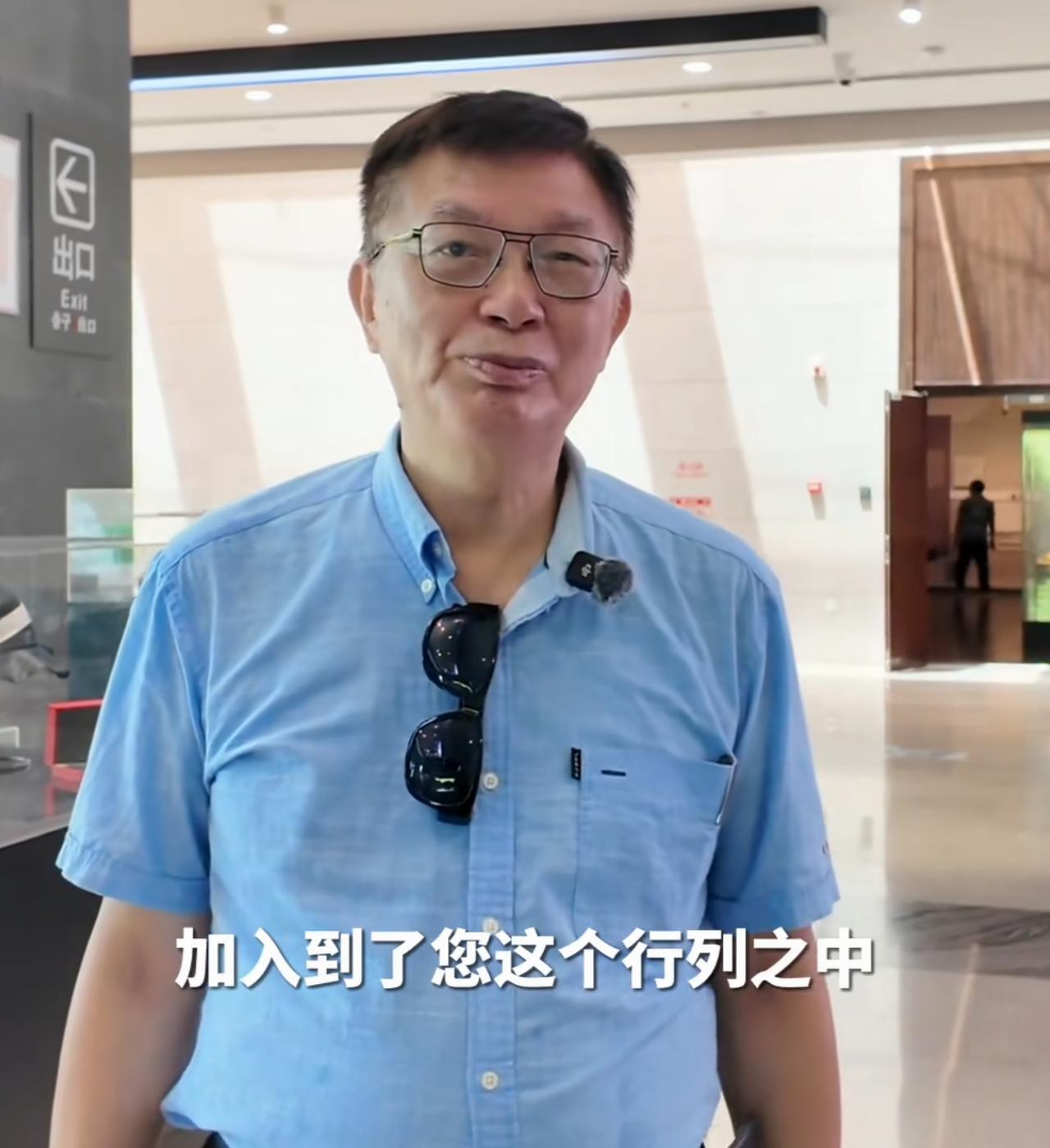 苑举正教授自豪的向媒体表示：原来都是自己一个人孤单的到大陆来探亲或者参加各种活动