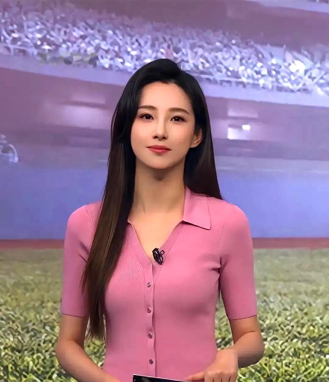 央视这波世界杯主持安排，真有点意思。最核心的电视端《豪门盛宴》给了更年轻的宋雪