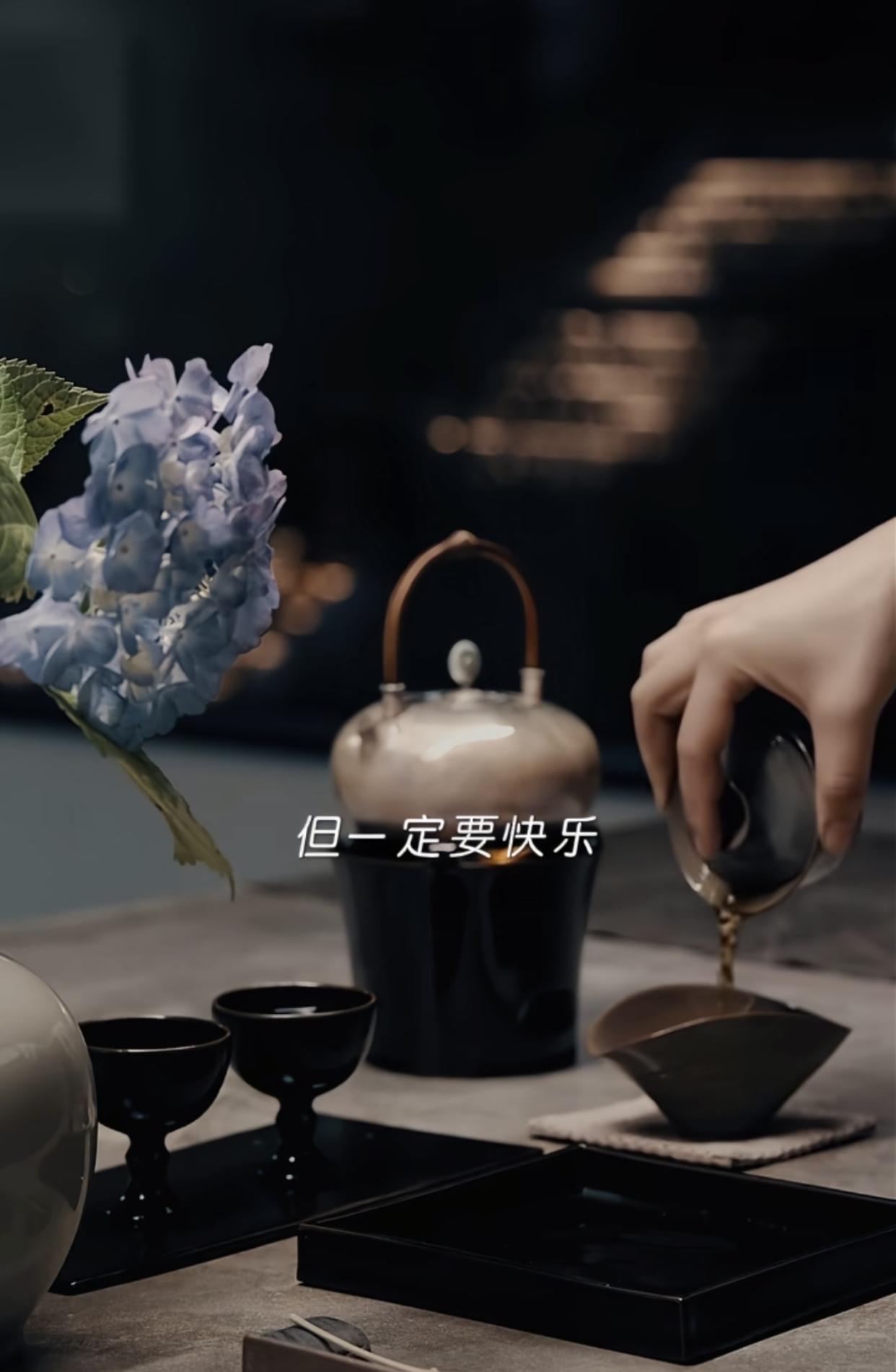 生活有时候真的挺奇怪的我们80后这代人，上有老下有小，每天忙着摆摊、忙着干