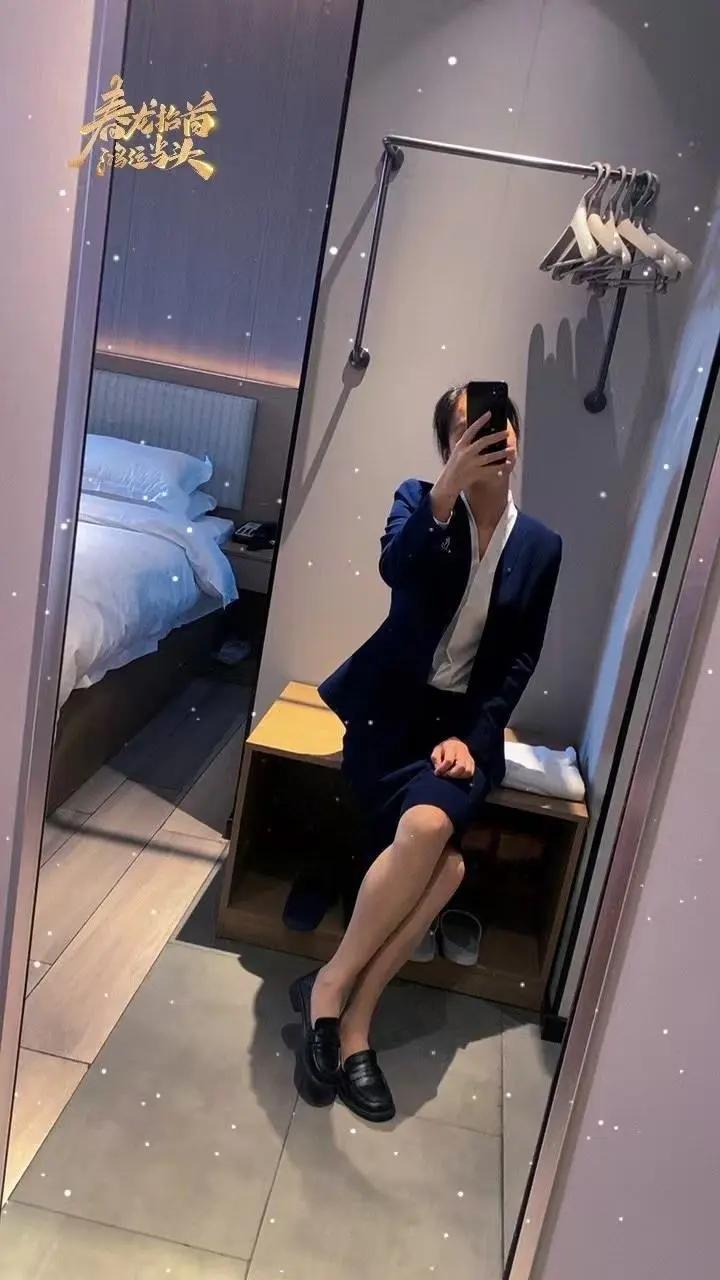 最不想做的事就是一个人穿着职业装出差！怎么办，怎么办[哭哭][哭哭][哭哭][流