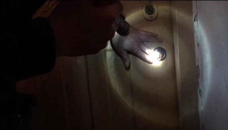 这家人堵死自家锁眼 有人敲门狗都不叫