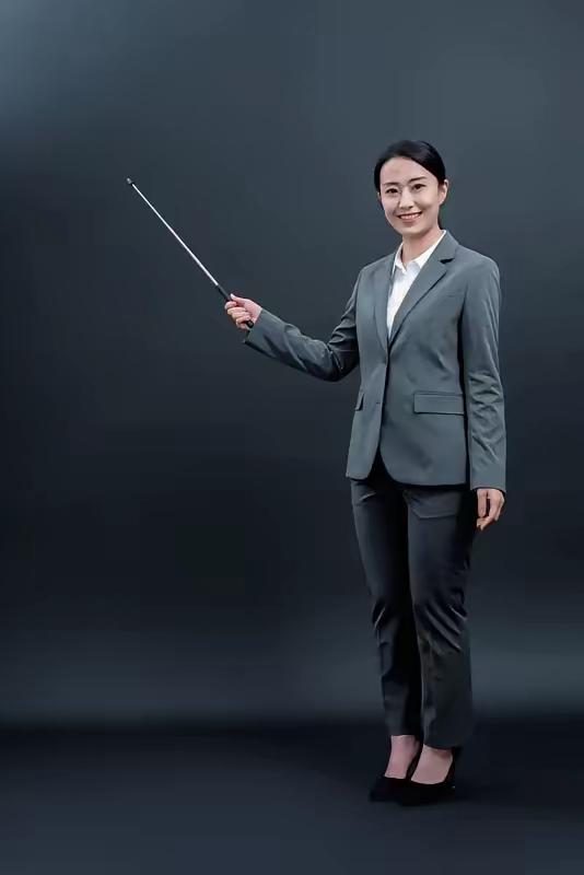 高价定制劣质服装，校长停职不冤！近日，四川巴中市巴州区清江镇中心小学校上热搜了