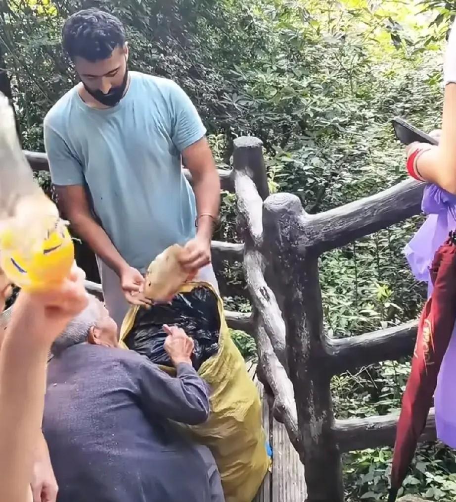 善良不分国界！一对外国夫妻在中国景区游玩时，看到一位拾荒老人正在捡瓶子，他们觉得
