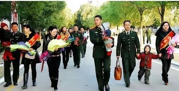 8月22日，中国人民解放军信息支援部队工程大学迎来了一位特别的报到新生。来