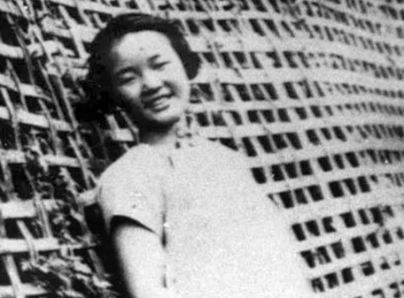 1941年，息烽监狱长把一女囚叫到办公室里，嬉皮笑脸着一边解衣服扣子，一边向女囚