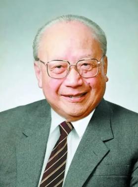 1982年北京，原本谈笑风生的邓小平突然沉下脸来，声音严肃地说：“全中国，只有他
