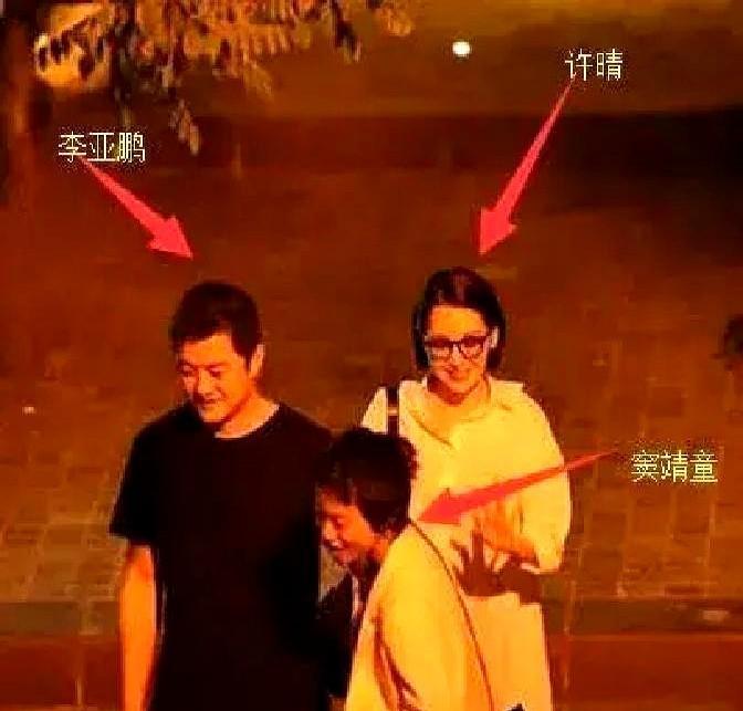 李亚鹏直播间里那句“她就是我女儿”，直接把2亿阅读量炸上了热搜。窦靖童穿着宽松