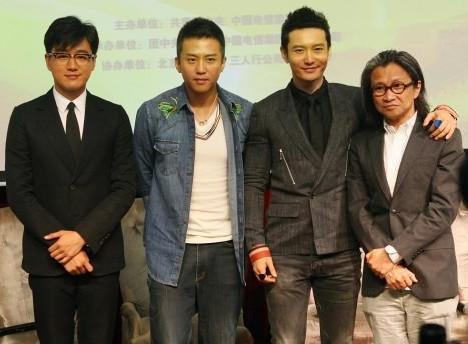 这张4人合照，我认出了天庭饱满、戴着扳指的黄晓明，朗目疏眉、双手背后的邓超与西装