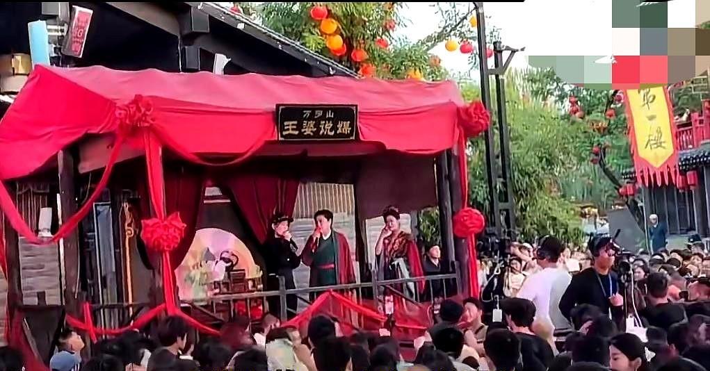 她掏出那张输卵管切除证明时，全场空气凝固了0.5秒。那不是相亲。是献祭。在