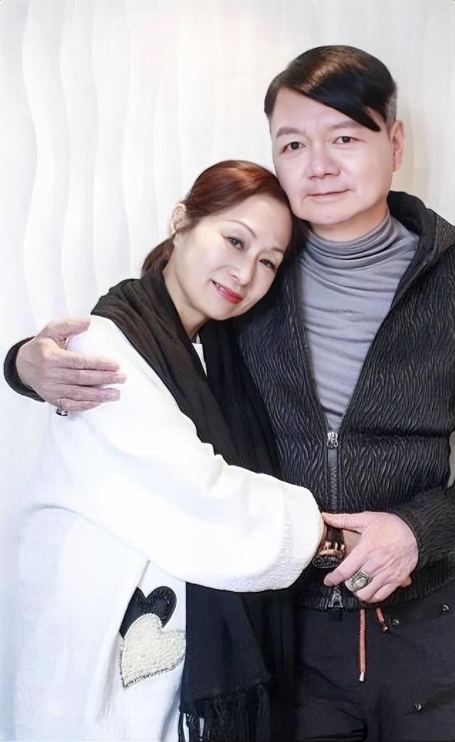 《再见爱人2》艾威妻子陈美玲去世，一周前艾威还曾求助各界，试图为妻子寻得捐肝。