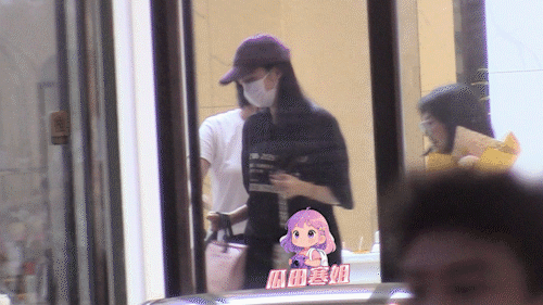 王楚然素颜现身美容院做护理王楚然美容院做护理6月26日，王楚然素颜现身美容院做