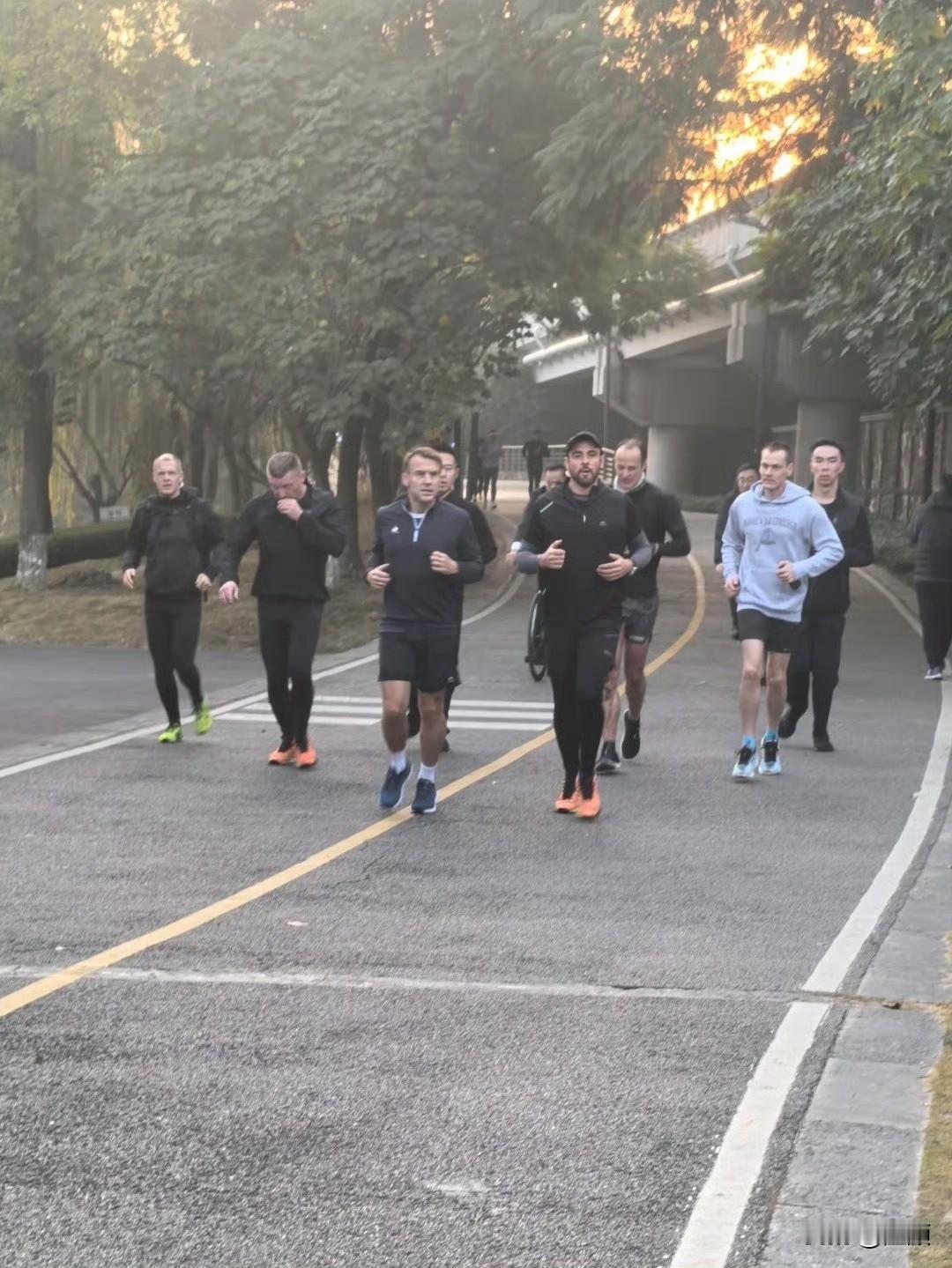 47岁马克龙清晨在成都跑步……这是晨跑还是铁人三项，怎么还有人下水里去了？