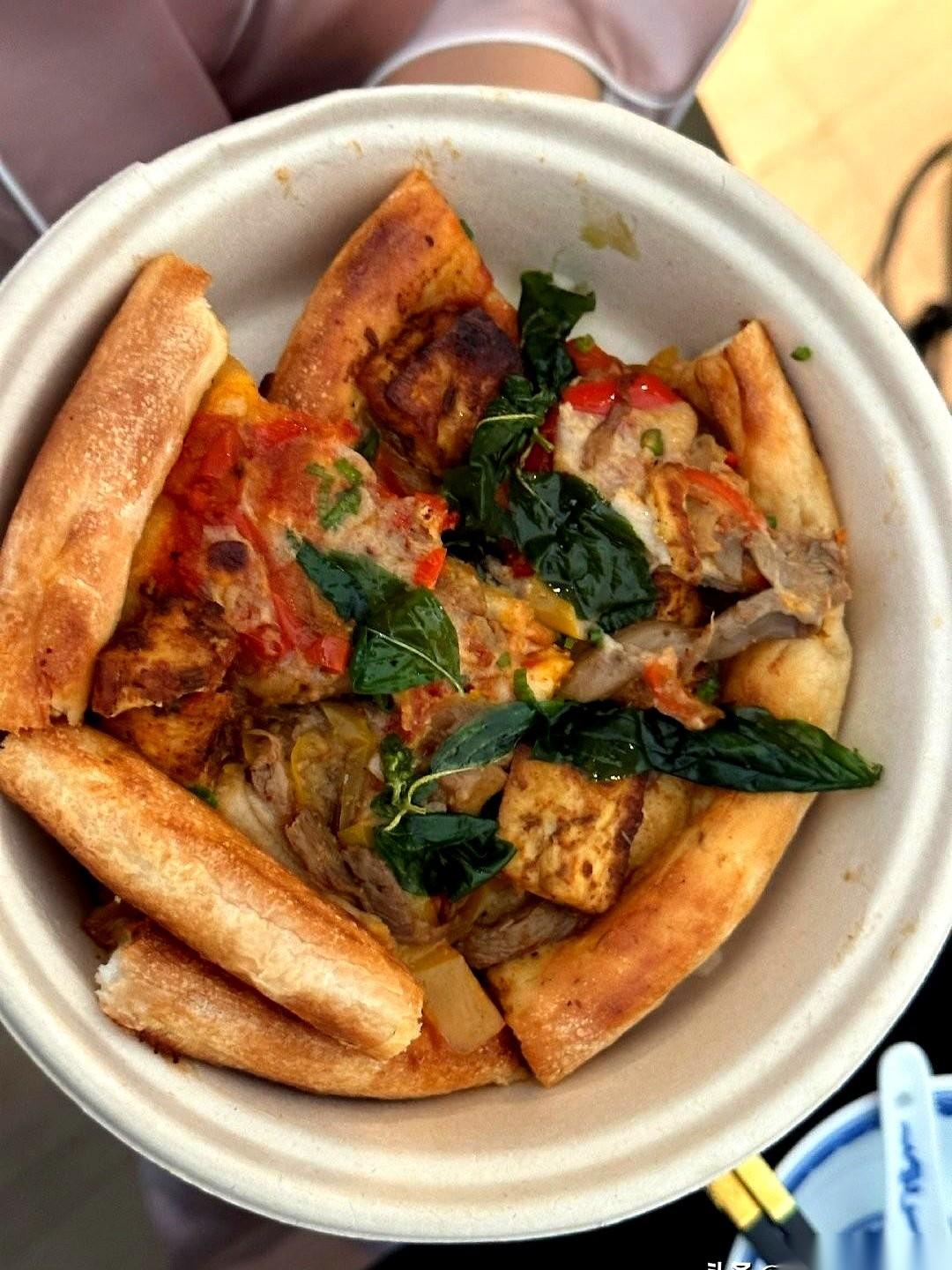 别的女明星，生怕镜头前多长一两肉，恨不得对着空气吃饭。曾黎倒好，一整个披萨怼到