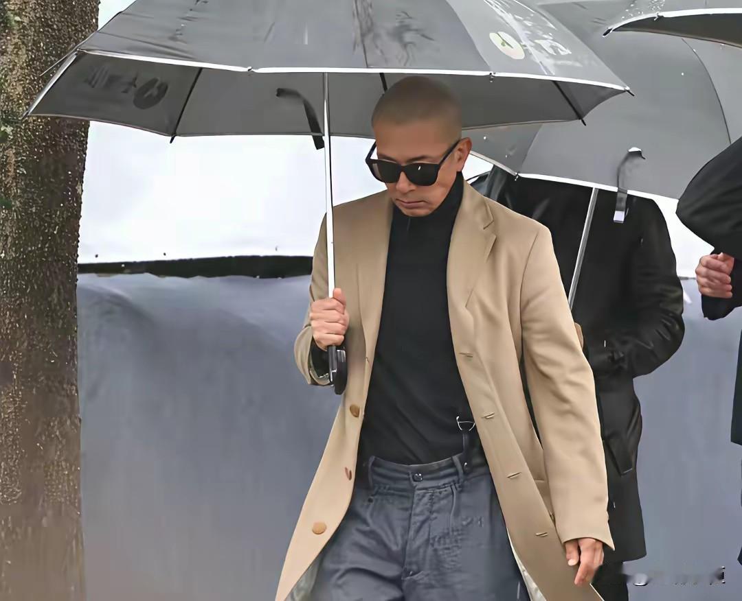 具俊晔太会立人设了，现在还有人相信他的痴情吗？大S忌日那天，具俊晔穿了一件驼色