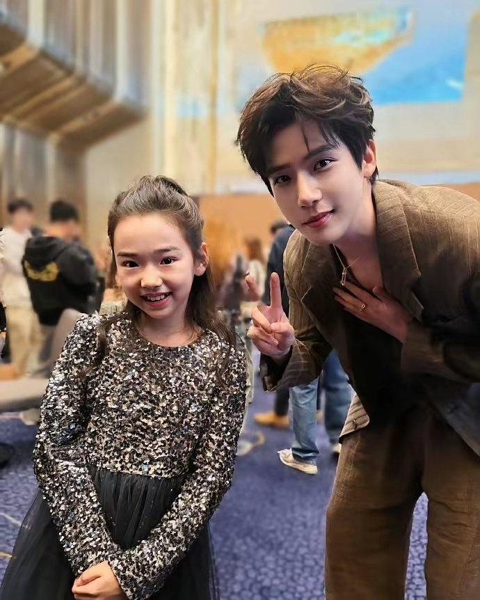 王安宇，不是我说你，你的胸口有什么好捂的？你这个动作，是把小酒窝当成大女孩看待了