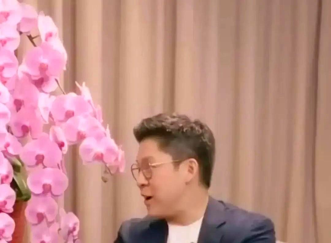 霍启刚亲口承认，奶奶害郭晶晶天天吃虾。嫁入霍家那年，郭晶晶的粤语几乎为零。