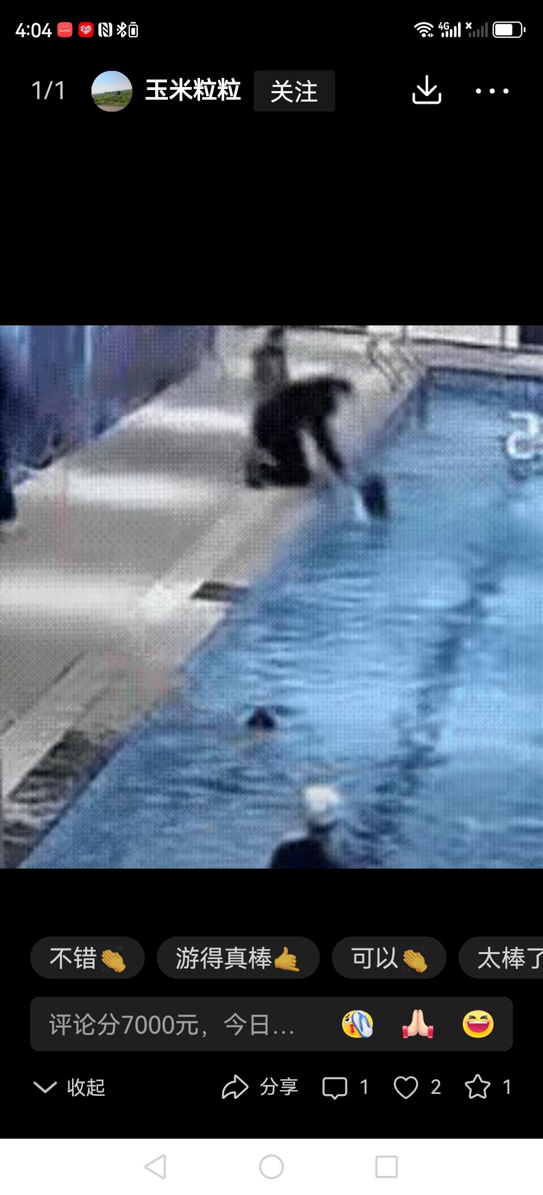 一位宝妈带着两个孩子去泳池玩水，自己先跳进水里扑腾，结果把俩小家伙扔在池边不管了