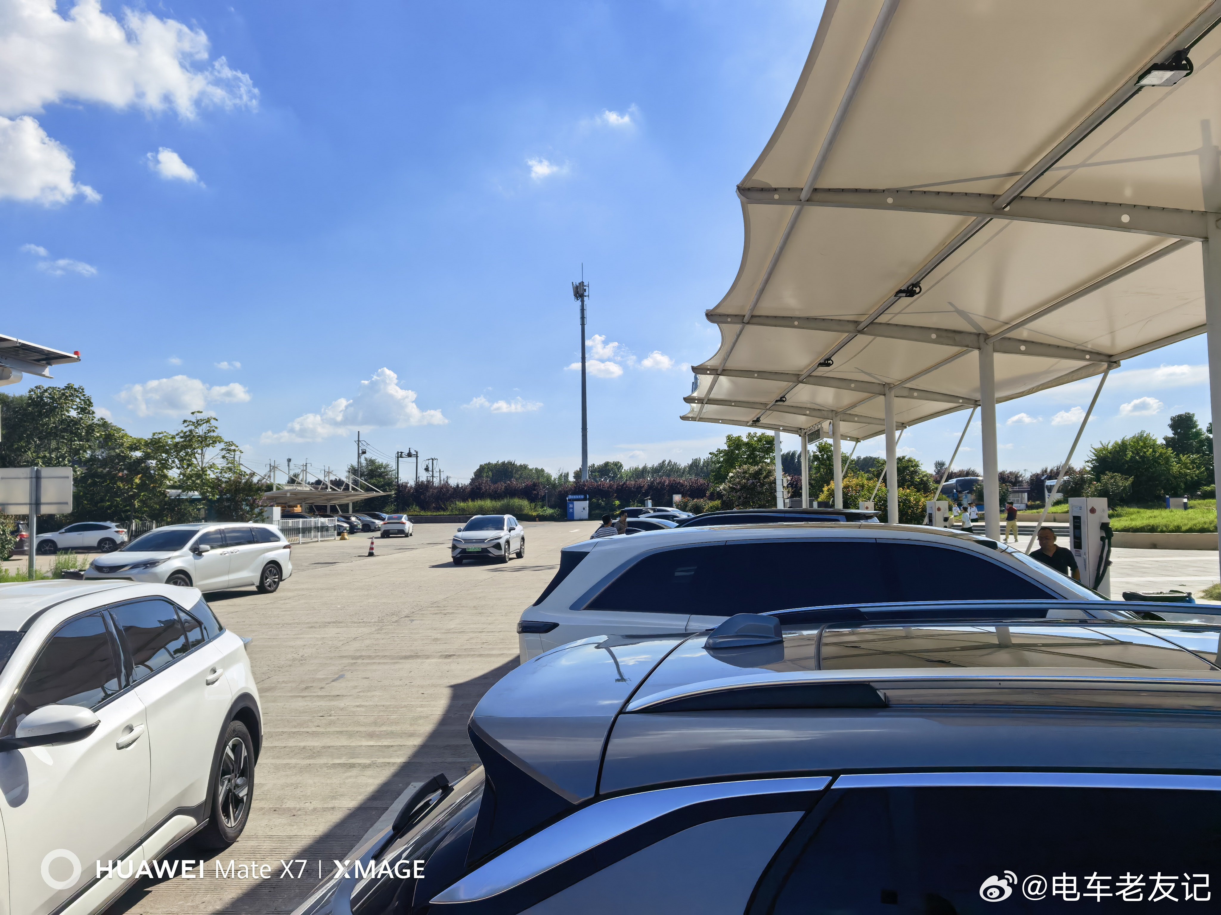河南这个地方实在太权威了。几乎每个服务区都有一个充电站。记住是站不是桩每个站里几