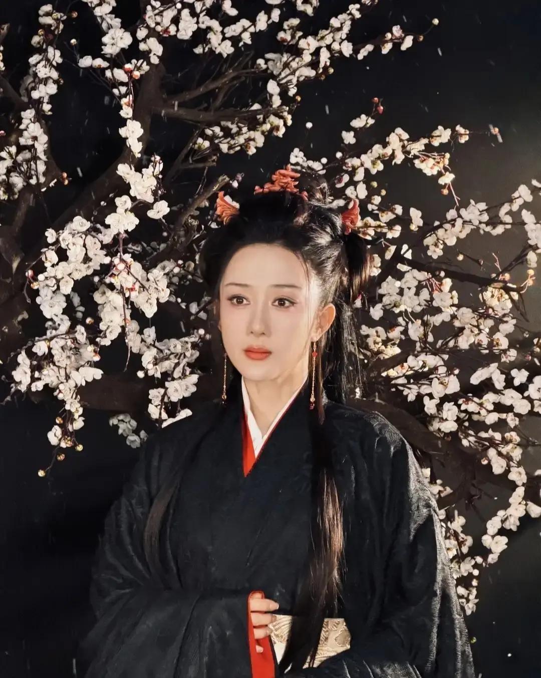 何润东的项羽刚赢完掌声，李依晓的虞姬却要顶着一张“新脸”登场4月18日，何润东