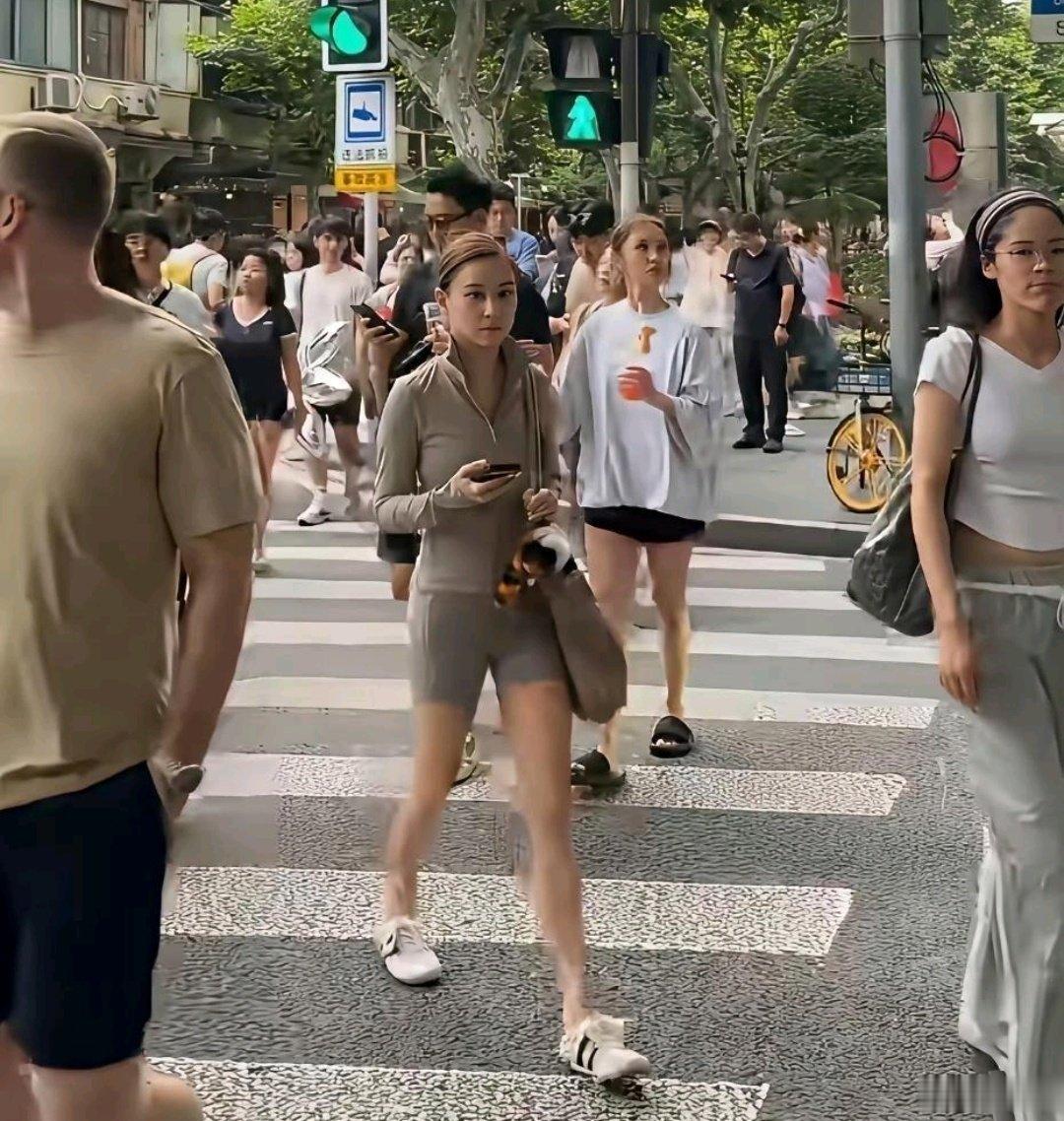 上海街头看到何超莲。瘦瘦小小的。​