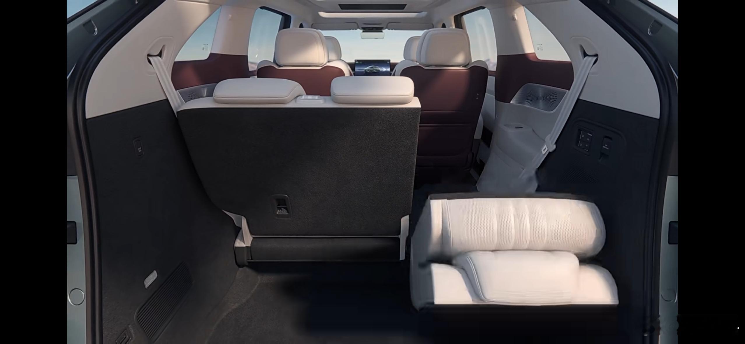 新款小鹏X9首发电动三折叠看了一下小鹏增程X9的视频，后排座椅四六分，可以前后折