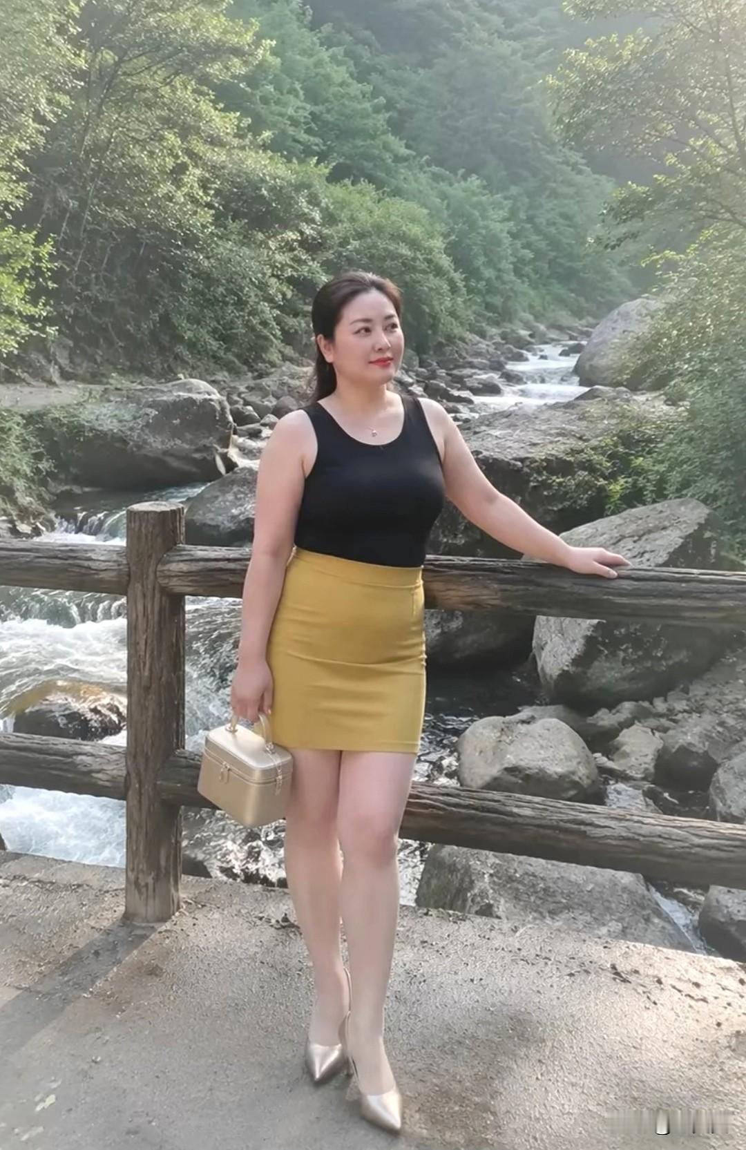 山间清风伴着流水，站在这里忽然想通了。不必执着纤瘦的身材，自在舒展的状态最耐看