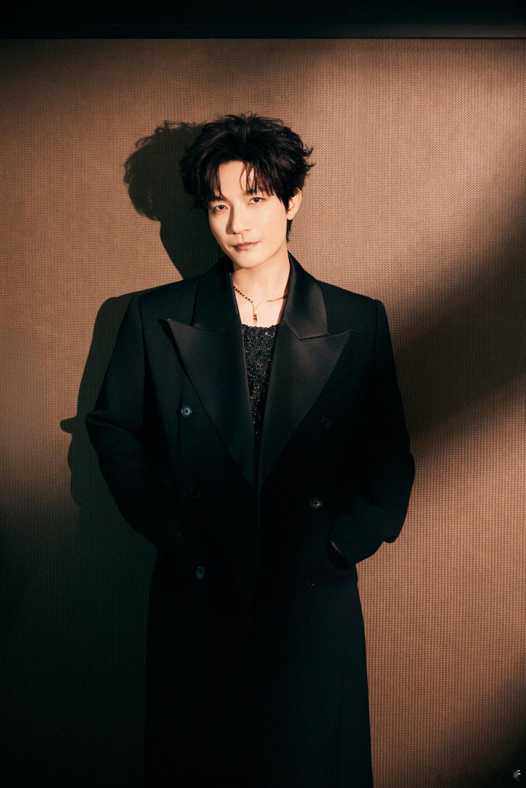 陈楚生晚礼服夯爆了内娱舞台该有的样子！《晚礼服》电吉他改编超有巧思，鼓点紧凑旋