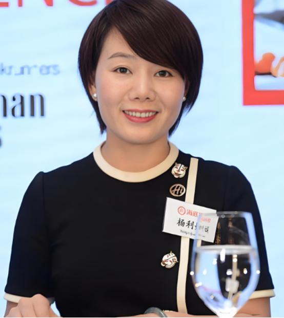 1994年，四川一女子为给哥哥还债，不惜陪伴老板24年，没想到老板后来大手一挥，