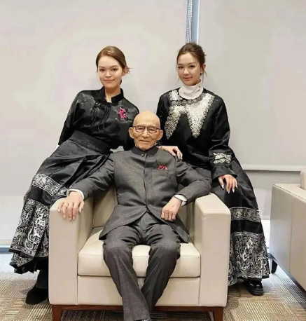 游本昌大师和他的两个孙女。