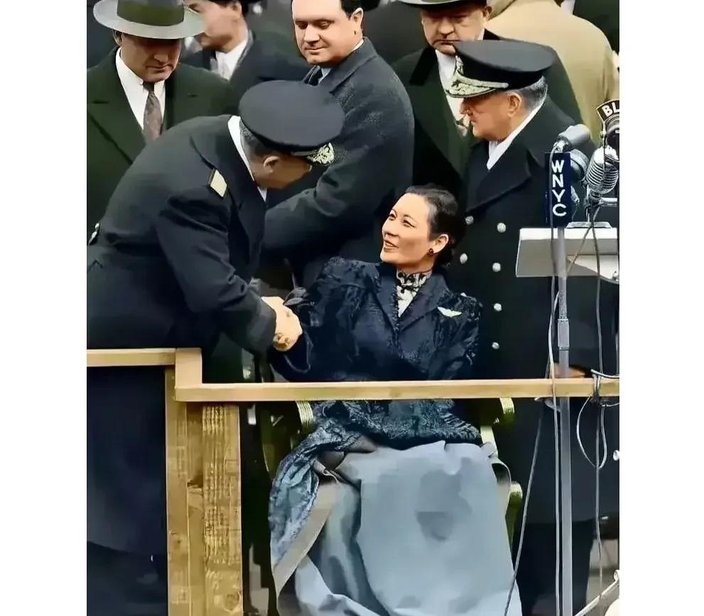 上世纪40年代，宋美龄在美国的留影老照片，这并非演员饰演，而是货真价实的真品，面
