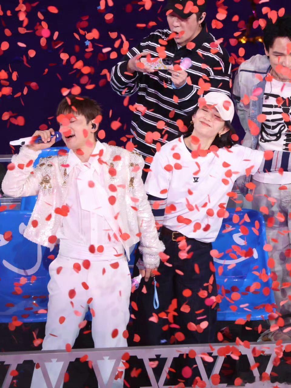 张杰拉着谢娜的手唱这就是爱张杰谢娜演唱会牵手一牵手一合唱，简单的互动却满是爱意