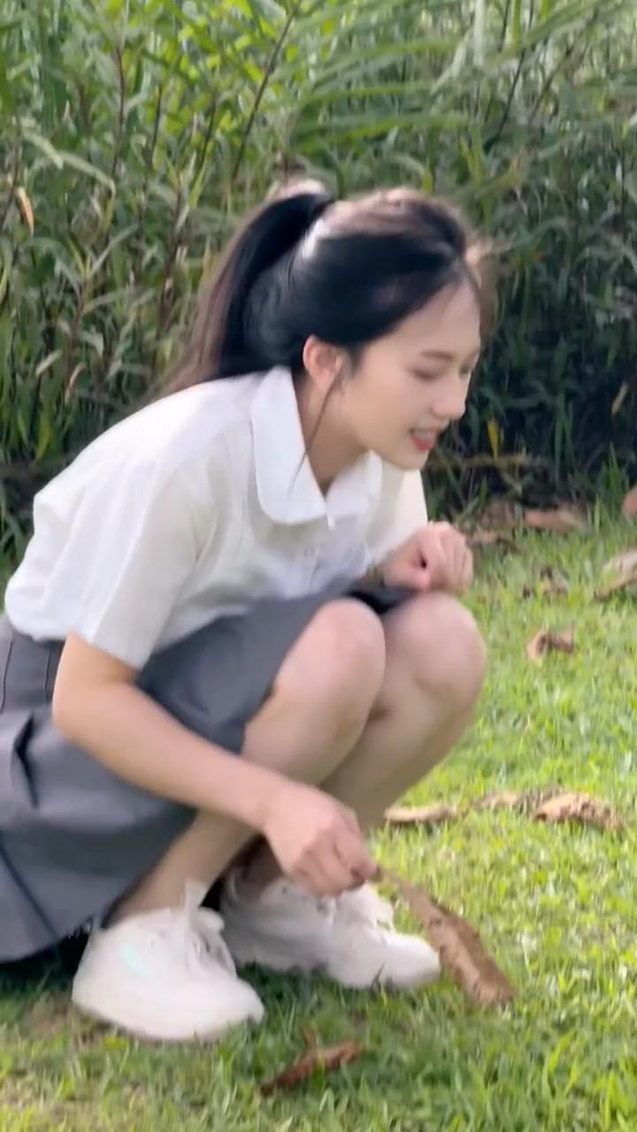 绿野仙踪处，轻抚芳草间。