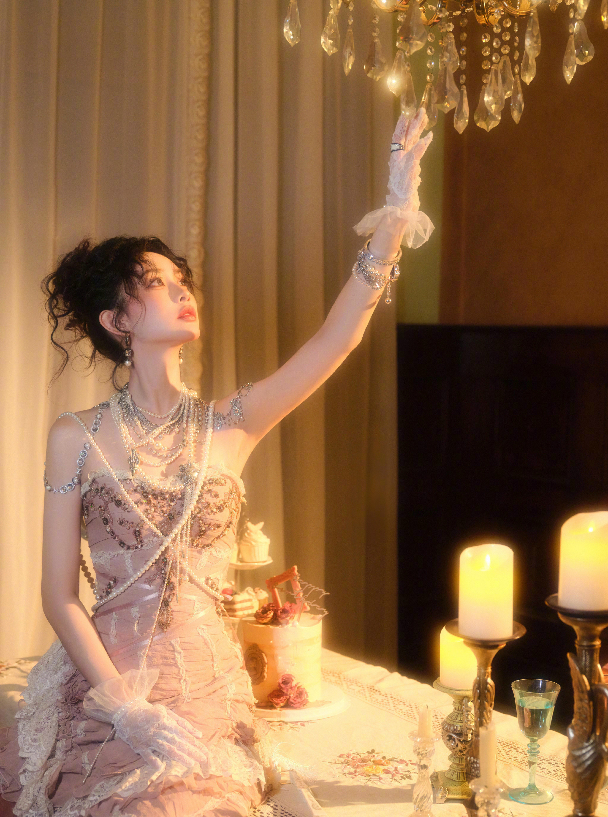 孟子义，白色蕾丝裙穿搭，复古贵气的城堡公主。孟子义