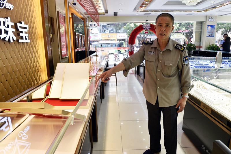 金价飙到1500，金店老板却快哭了？背后的真相，和你想的完全相反。金价冲破每