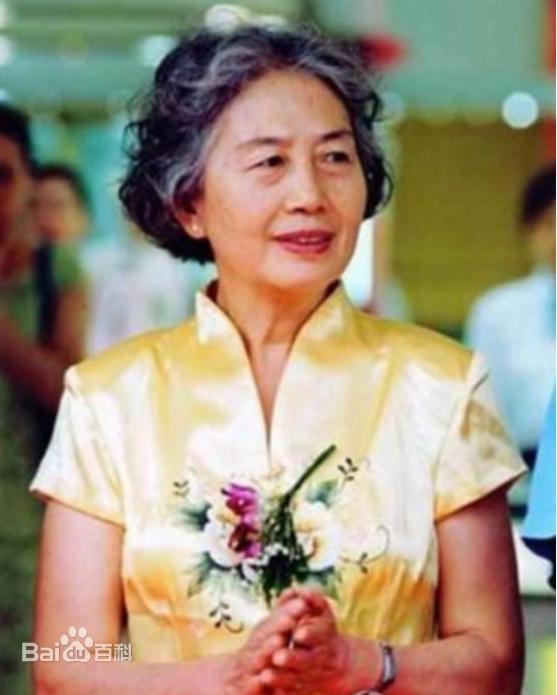2000年，北京铁道部一位默默无闻的老妇人办理了退休。她一辈子没当过领导，离岗时