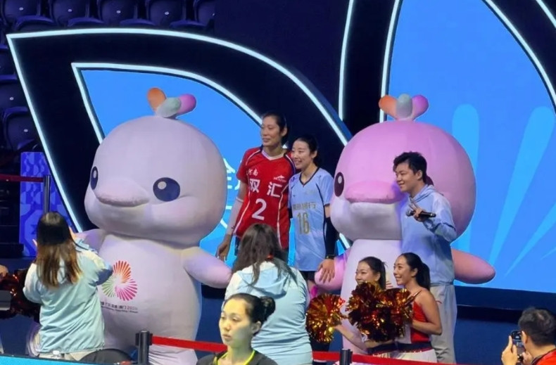 朱婷与姚迪在全运会第五名争夺战之后的合影。朱婷未出场，给了姚迪最后的体面，最终姚