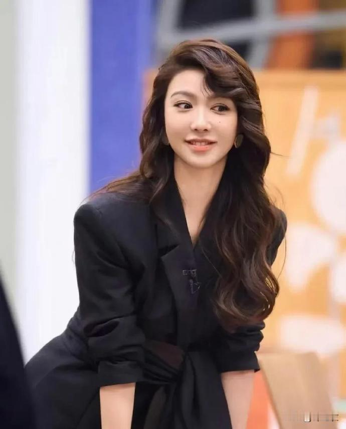 薛凯琪的颜值，该怎么说呢，因为她二十几岁的时候，好像并没有很多人觉得她长得好看吧