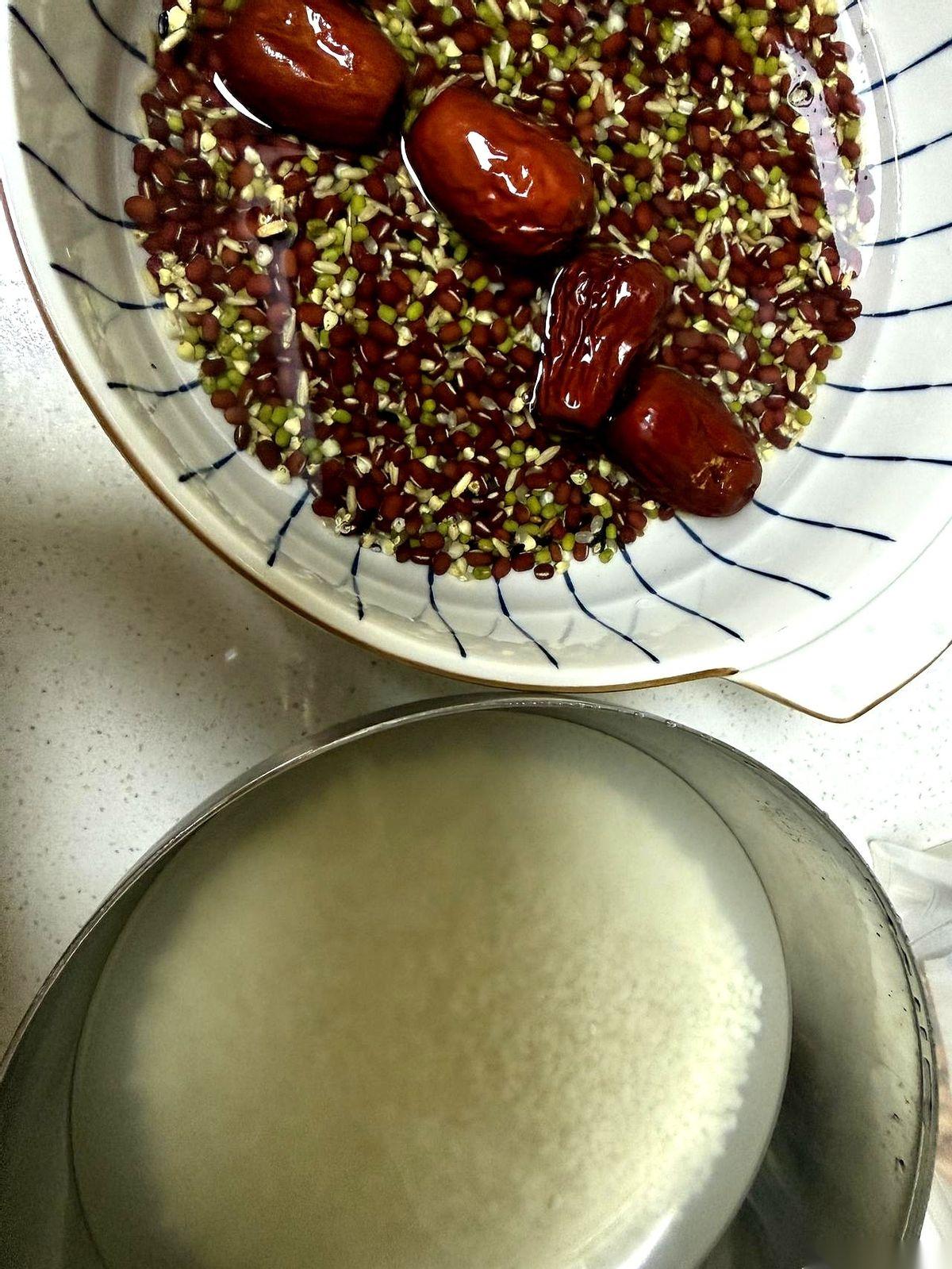 一盆正泡得发胀的糯米，一堆红豆绿豆，加上旁边正吵着非要在家里吃“大肉粽”的神兽。