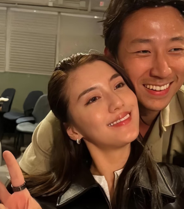 吴千语公开否认备孕传闻还透露了与施伯雄的相处秘诀，这究竟是怎么回事呢？近日，