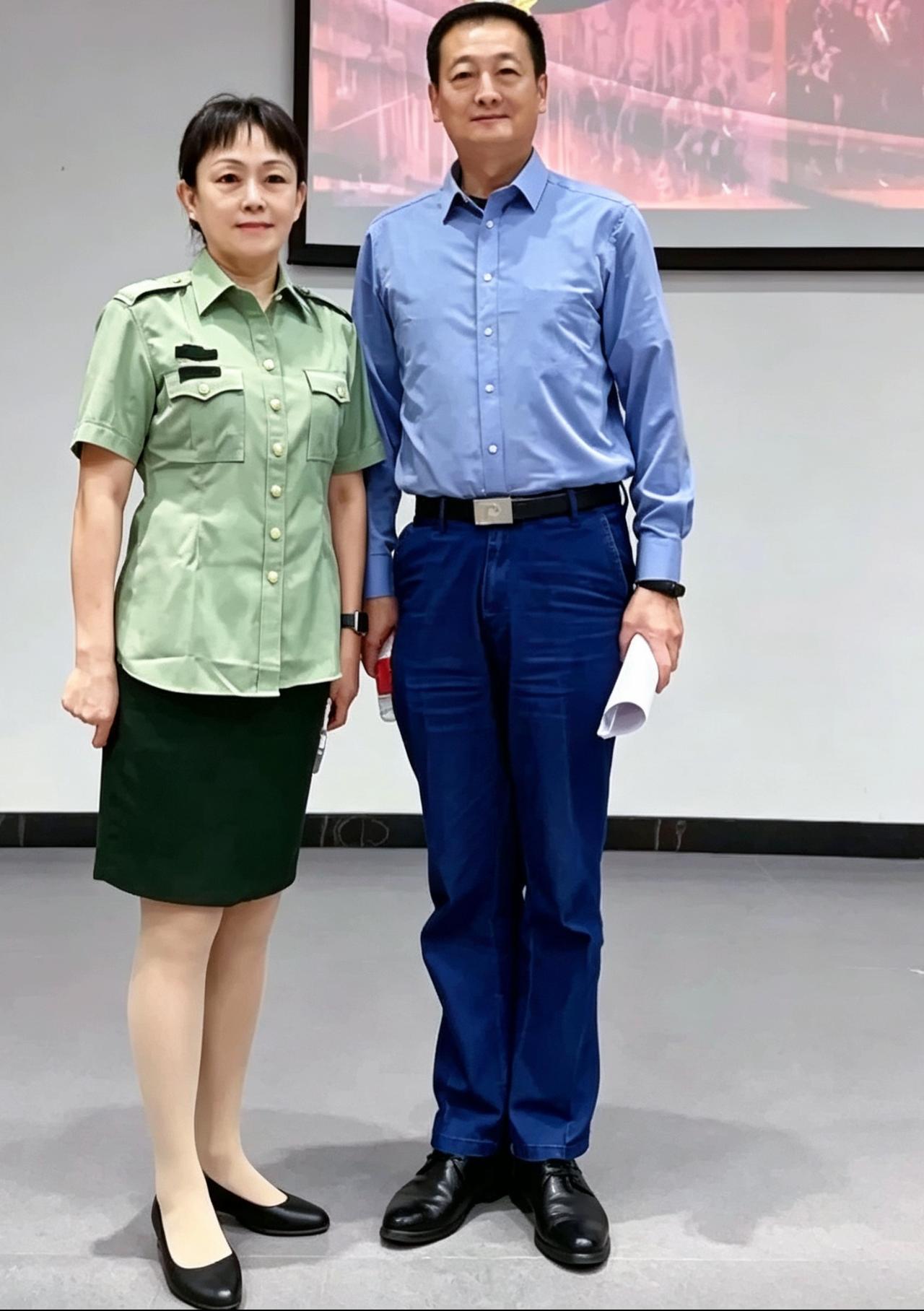 当年，王近山将军的女儿，王媛媛与友人的合影。王媛媛1953年出生，因为一段特殊的