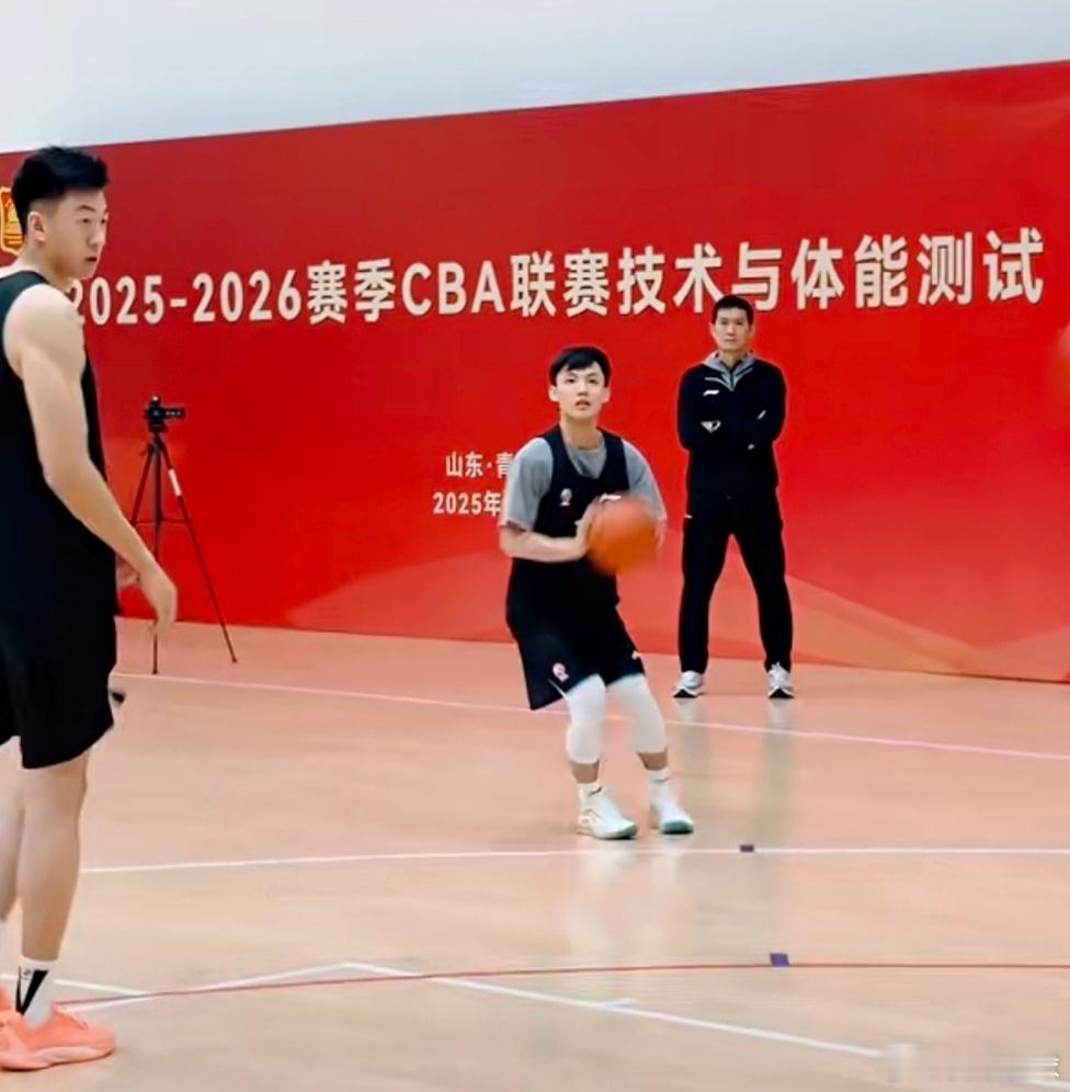 看了下几名CBA外线的投篮测试，徐杰还是稳呐，小崔投完后说投惯了NBA的三分线，
