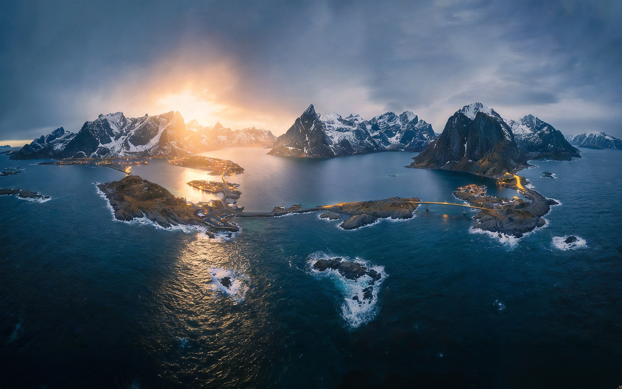 Hamnøya到Reine，是罗弗敦最精华的一段。雪山、海湾、渔村与桥梁在光影中