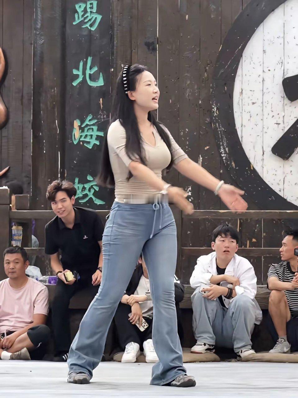 现在女孩儿身材给人一种健康有力量感​​​