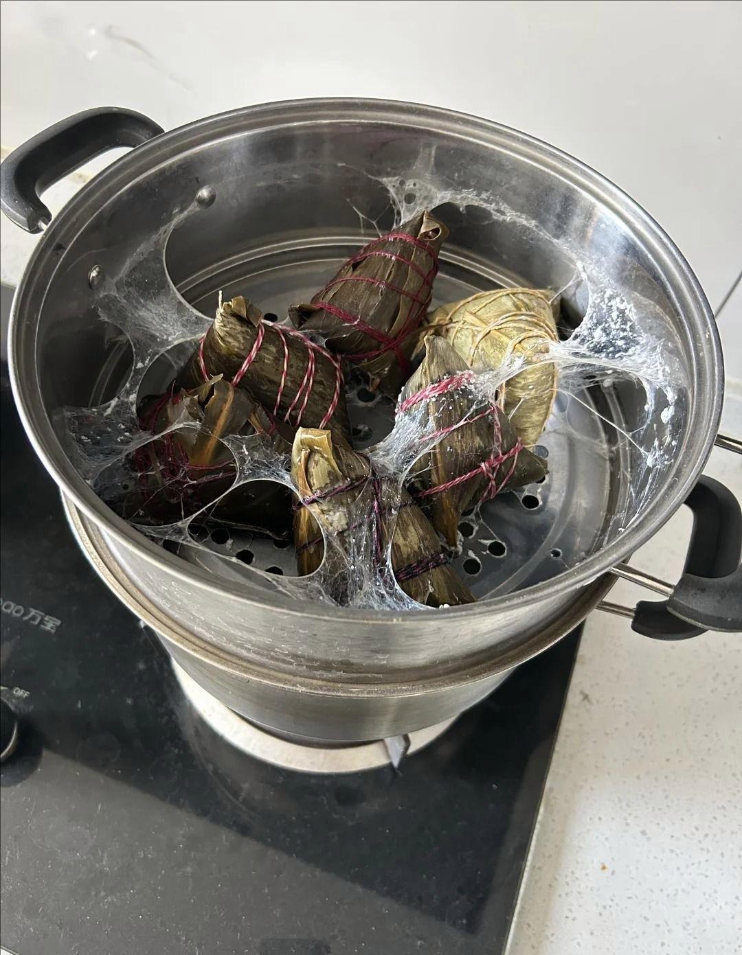 早上蒸的粽子，打开变成盘丝洞了咋回事？
