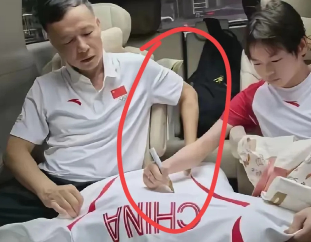 全红婵的选择让人意外她没有选择休息，也没有回避公众视线，而是出现在