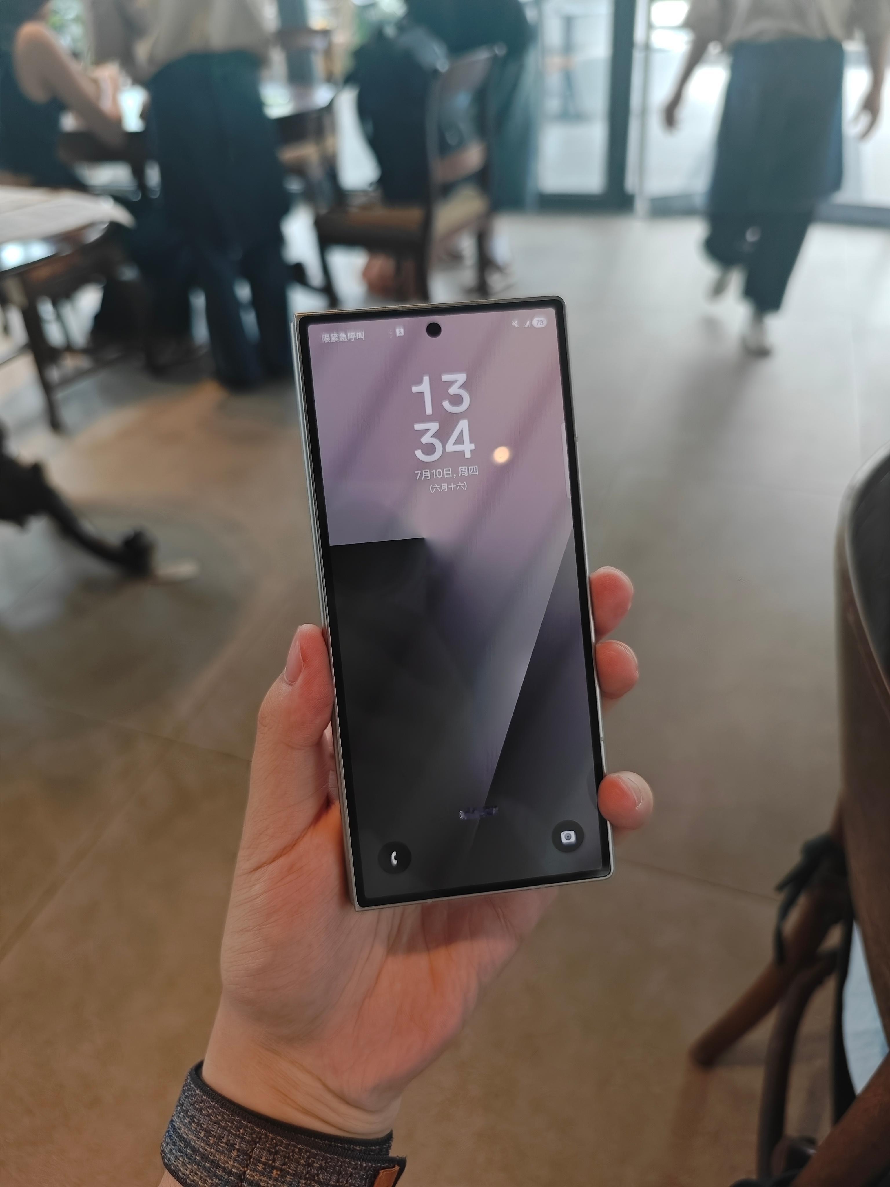 也是蹭摸到三星GalaxyZFold7了，真的很轻薄，而且这一代折痕控制的也