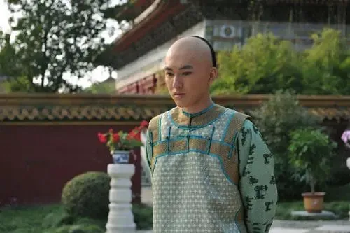 历史上真实的弘时生母—齐妃，曾是雍正盛宠的女人，生三子一女，幼子却被幽禁而死