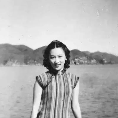 一次军统内部大型聚餐，军统科长李修凯带年轻貌美的妻子赴宴，被戴笠一眼相中。宴会未