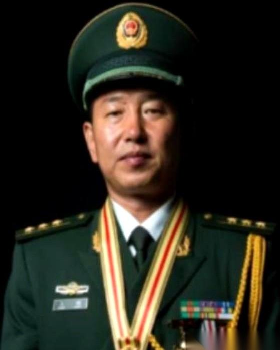 2008年8月，南疆。电台里的指令冷冰冰地砸下来，死板且不容置疑：“子弹上膛，保